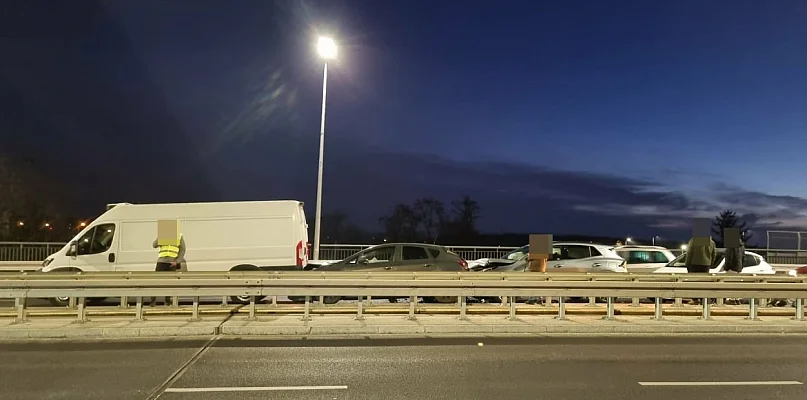 Na wiadukcie w Lesznie zderzyło się kilka aut. Policja ustala kto zawinił - 80576