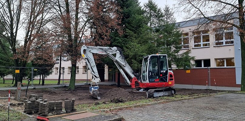 Przed Zespołem Szkół Technicznych w Lesznie stanie pomnik. Szykują teren - 80991
