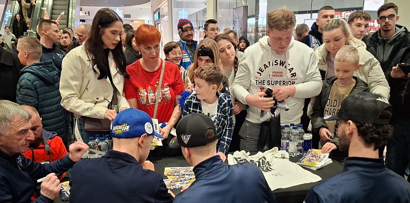 Długa kolejka po autografy i zdjęcia z żużlowcami Unii Leszno (zdjęcia, film) - 81108