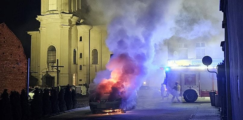W Rydzynie doszczętnie spalił się samochód. Stał przy kościele (zdjęcia) - 81321