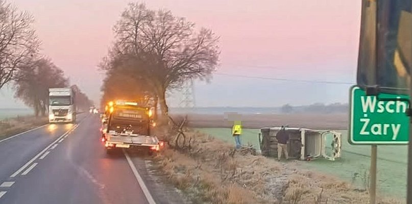 Wpadł w poślizg, wylądował na polu, wezwał pomoc, a ona policję - 81573