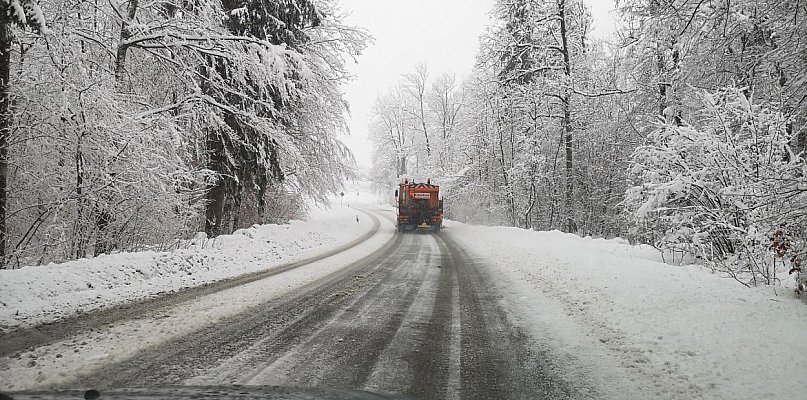 Śmiertelny upadek z piaskarki podczas odśnieżania - 82135