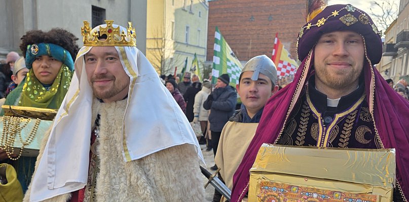 Trzej Królowie w orszaku przeszli przez Leszno (zdjęcia) - 82153