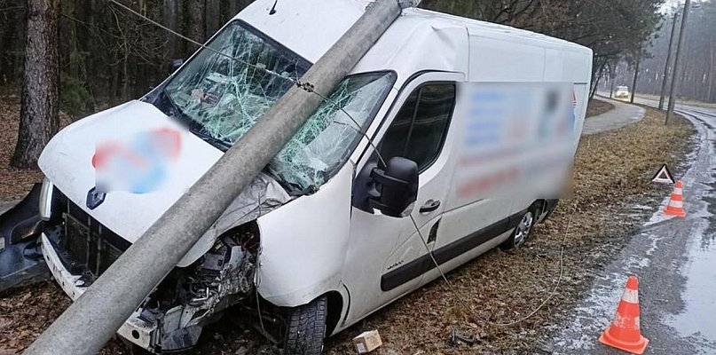 Wpadli w poślizg. Wjechali do rowu, w płot i latarnię. Jest apel policji (zdjęcia)