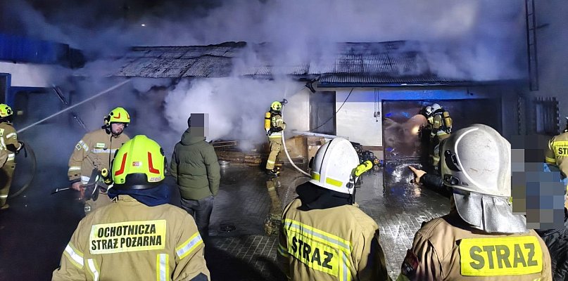 W nocy spalił się warsztat samochodowy. Przyczyna pożaru nieznana (zdjęcia)