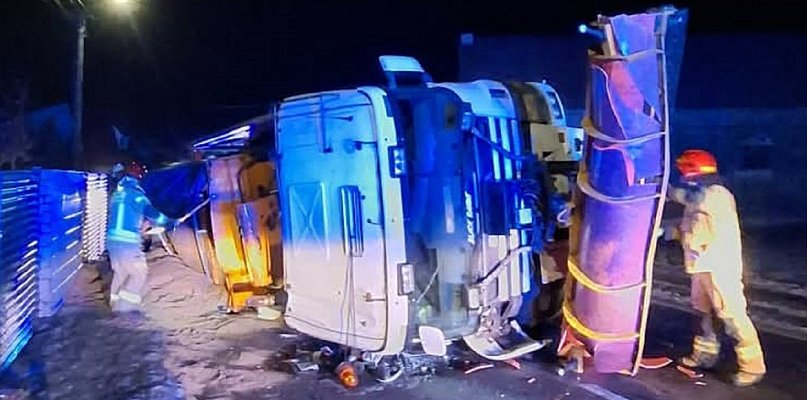 Piaskarka przewróciła się na bok (zdjęcia)