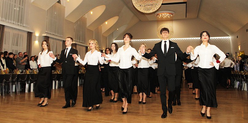 Studniówka II LO. Polonez największy w historii szkoły (zdjęcia, film)