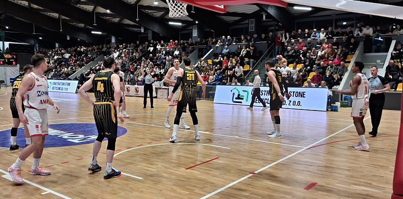 Wielkie emocje w Trapezie! Koszykarze Novimex Polonii o krok od pokonania Sokoła