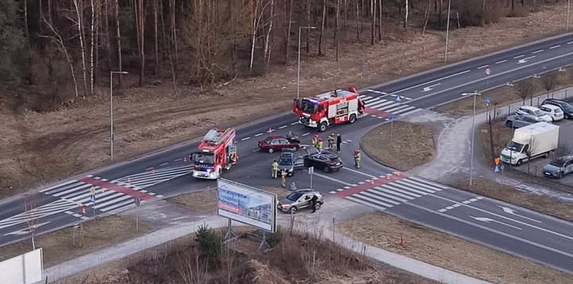 Trzy auta zderzyły się na krzyżówce w Lesznie (zdjęcia)