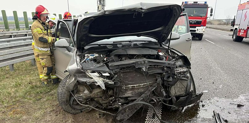 Kolizja na ekspresówce przy węźle Kaczkowo. Jedna osoba poszkodowana (zdjęcia)