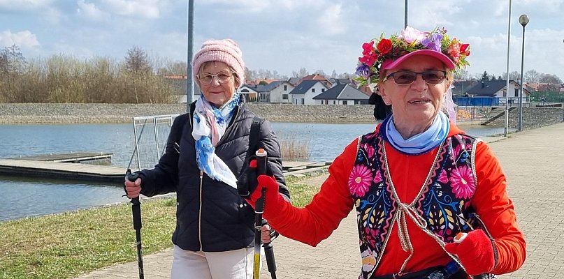 Słuchaczki UTW w Rydzynie zaczęły sezon marszy z kijkami (zdjęcia, film)