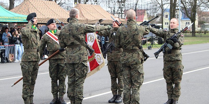 Kilkaset osób na przysiędze w jednostce wojskowej w Lesznie (zdjęcia)