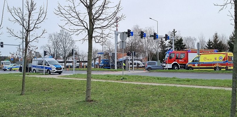 Zderzenie dwóch aut na ważnym skrzyżowaniu w Lesznie (zdjęcia)