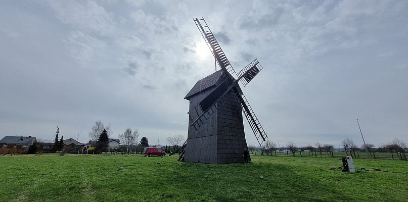 Ruszył Wiatrak Czesław na leszczyńskim Grzybowie (zdjęcia, film)