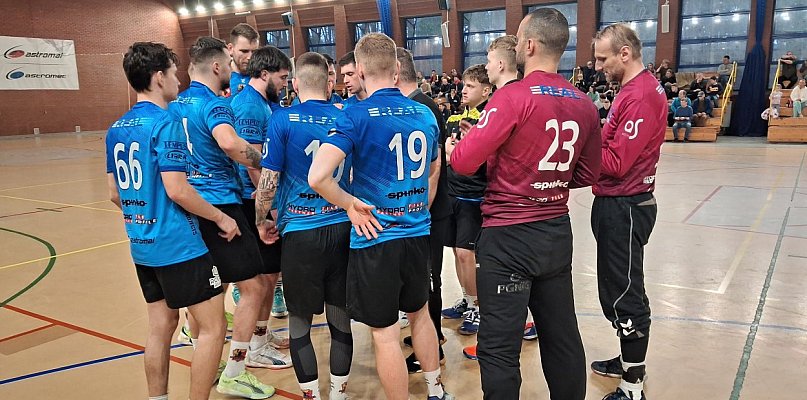 Rzuty karne wyłoniły zwycięzcę meczu piłkarzy ręcznych w hali Trzynastka