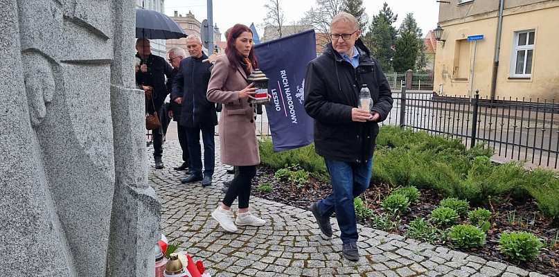 Zapalili znicze i pochylili głowy pod dwoma pomnikami (zdjęcia, film)