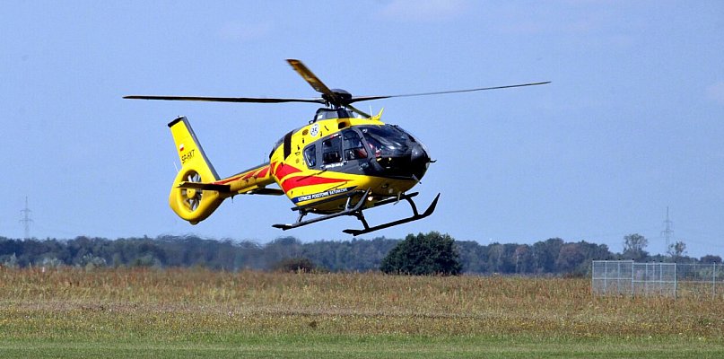 Ranny mężczyzna zabrany powietrzną karetką do szpitala