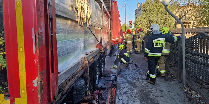 Pożar ciężarówki w Lasocicach. Nadal są utrudnienia na drodze (zdjęcia)