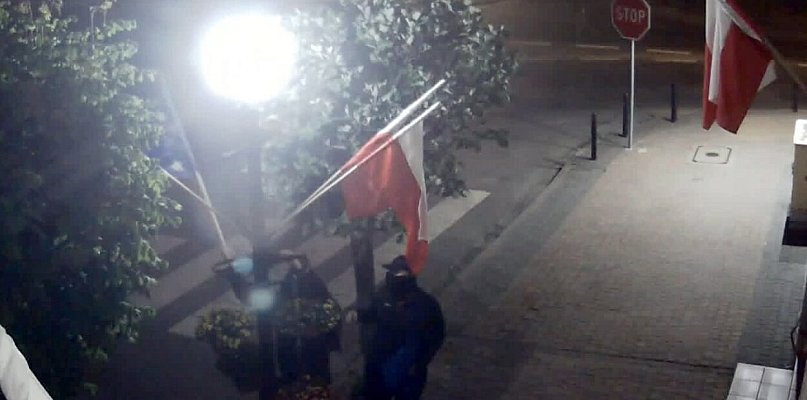 Kto usunął flagi z rynku? Sprawą zajmuje się policja