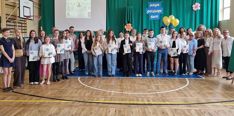Uczniowie zaprojektowali „polskie euro" (zdjęcia)