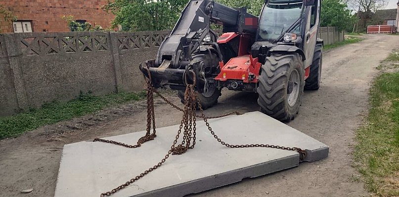 Wysięgnik z płytą wystawał, rozum nie nadążał. Mogło dojść do tragedii (zdjęcia)