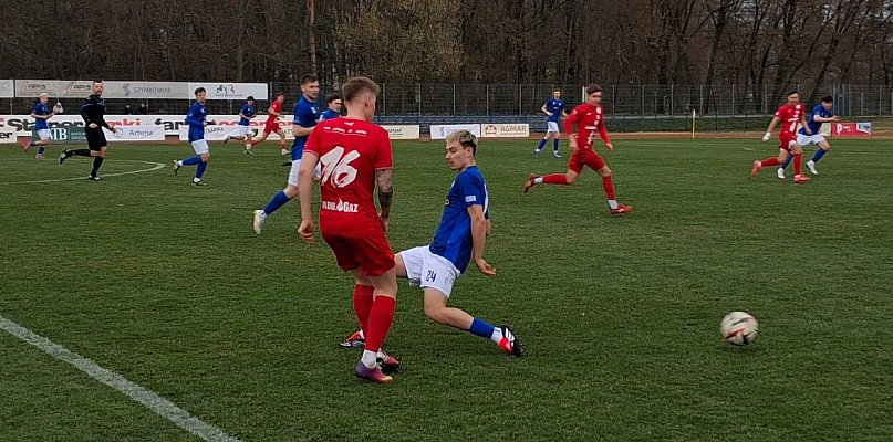 Piłkarze KP Polonia 1912 Leszno z wizytą u lidera