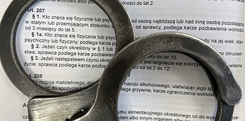 45-latek znęcał się nad żoną, musi opuścić mieszkanie. Ale to nie wszystko...