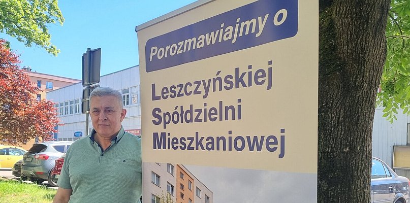 Pan Jerzy stanął z banerem. Zwraca się do mieszkańców LSM