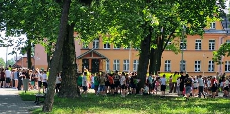 Alarmy bombowe w szkołach. 850 ewakuowanych osób (zdjęcia, film)