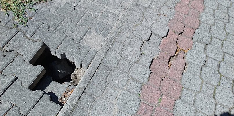 Zapadł się chodnik. Służby zareagowały szybko