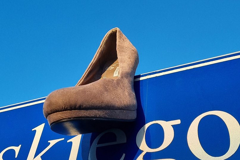 Bałagan przy kontenerze na odzież