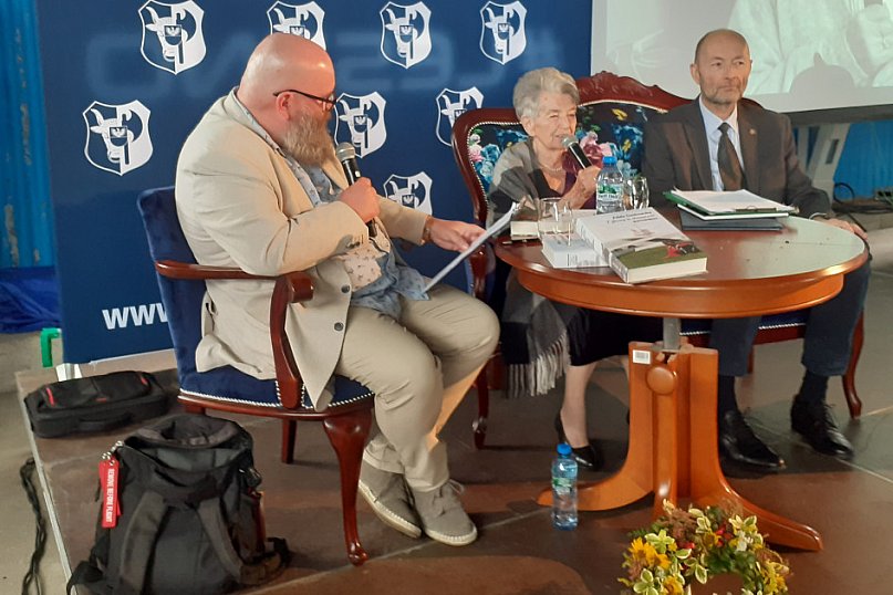 Benefis Adeli Dankowskiej na lotnisku