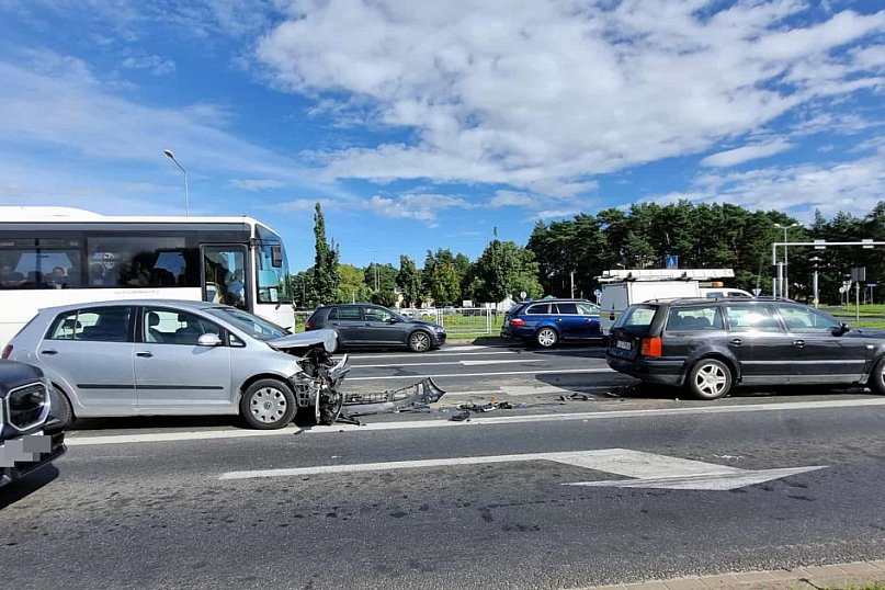 Zderzenie trzech aut na Alejach