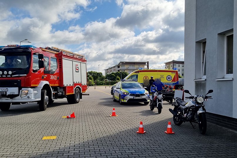 Uderzyła w płot podczas egzaminu
