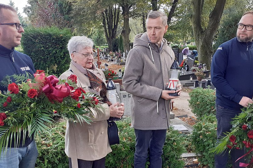 Kwiaty i znicze na grobach żużlowców