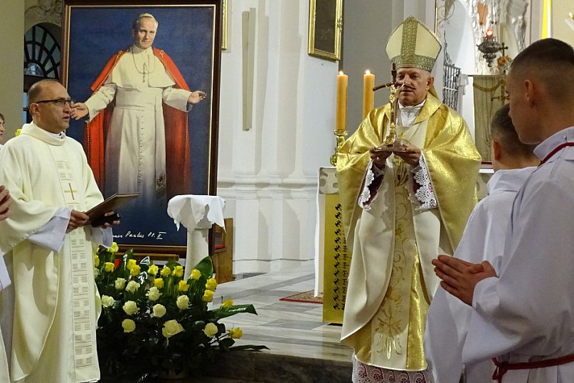Relikwie św. Jana Pawła II w Lesznie
