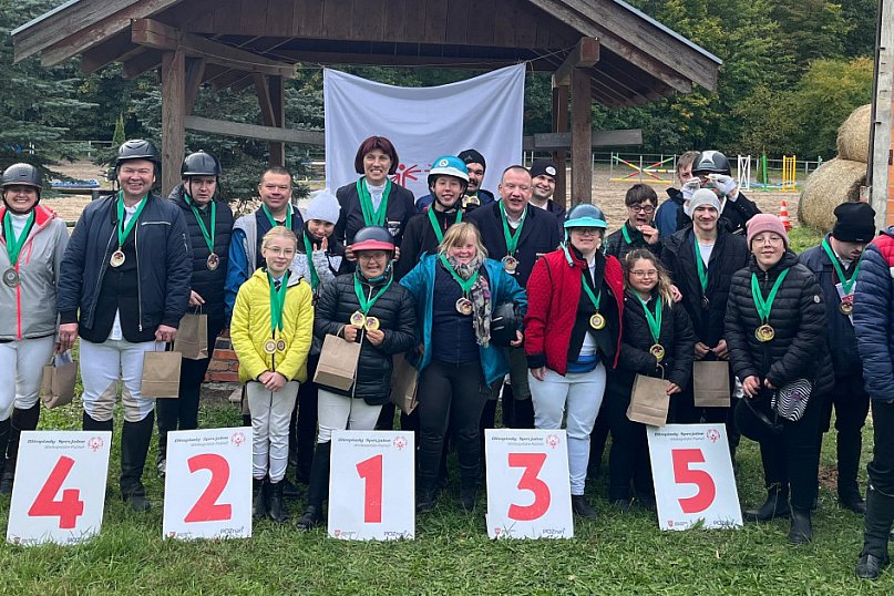Zawodnicy Klubu Szóstka Leszno - Rawicz z medalami