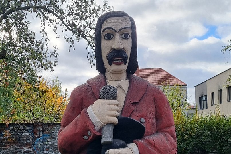 Rzeźba Frusia w Parku im. Leszczyńskich Satyryków