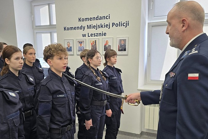 Komendant pasował uczniów pierwszej klasy policyjnej