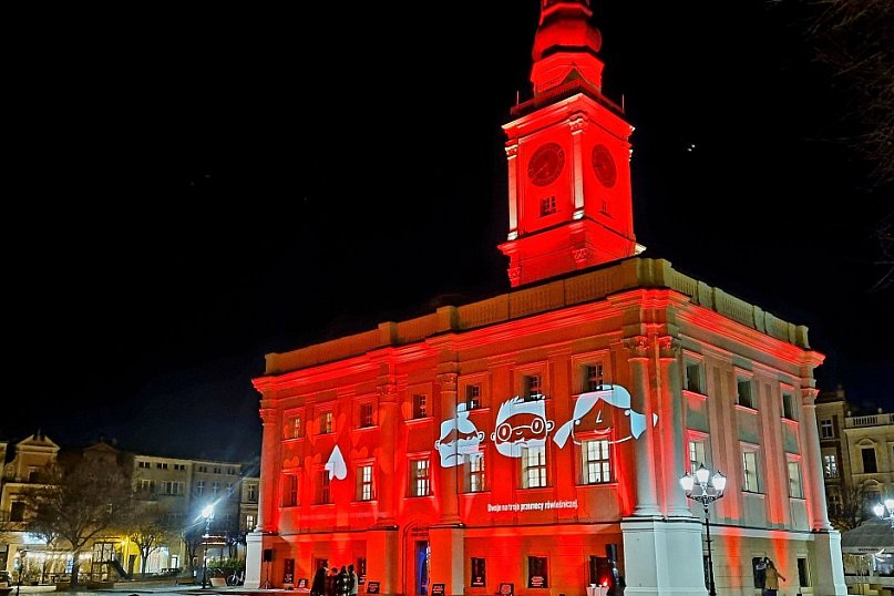 Ratusz w Lesznie podświetlony na czerwono