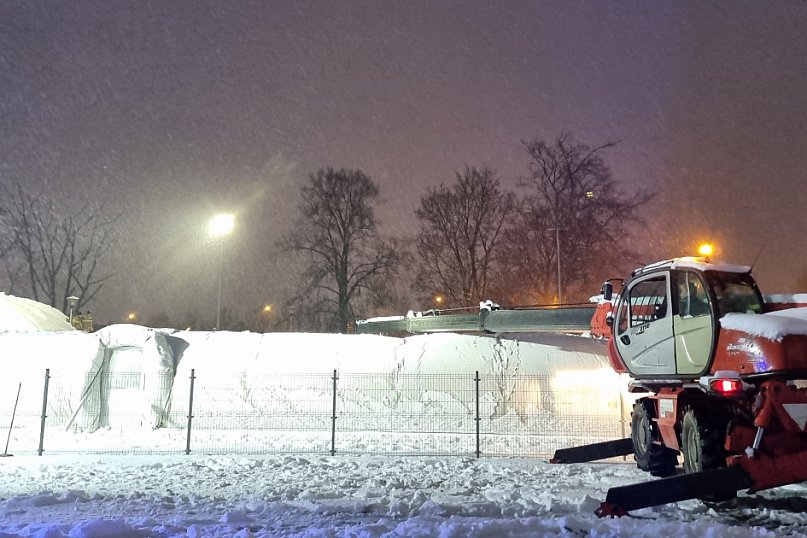 Balon położył się na tafli lodowiska