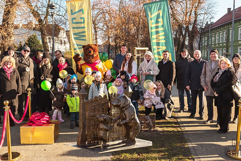 Międzypokoleniowe niedźwiadki na rawickich plantach