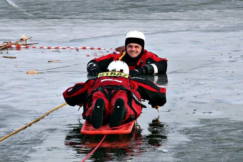 Strażacy ratowali człowieka, pod którym załamał się lód