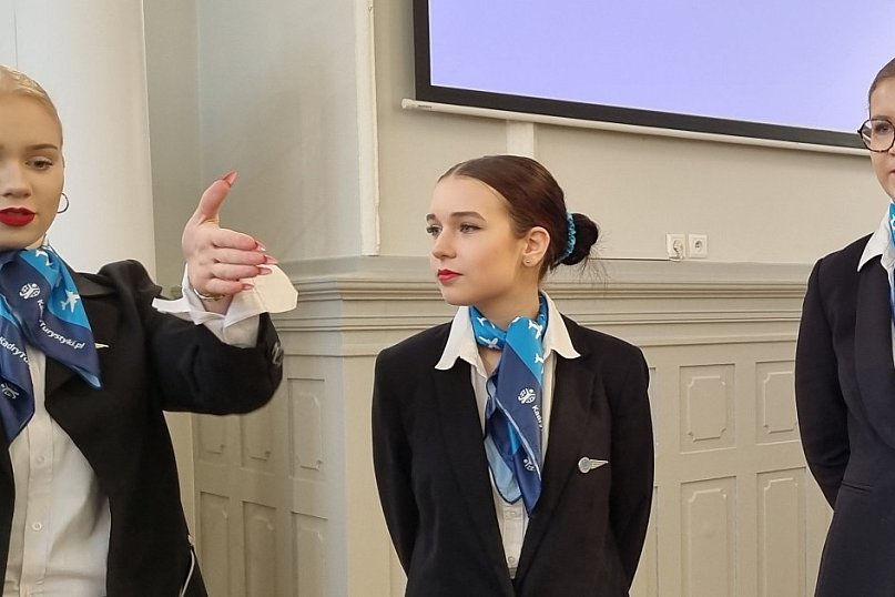 Kurs w ZSE - Jak zostać stewardesą i stewardem linii lotniczych