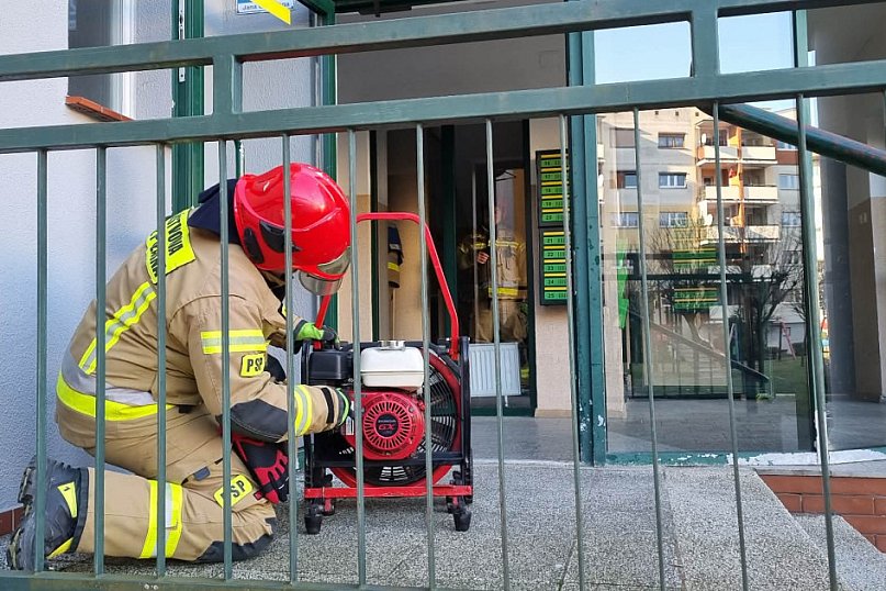 Zadymienie w bloku przy ul. Ostroroga w Lesznie