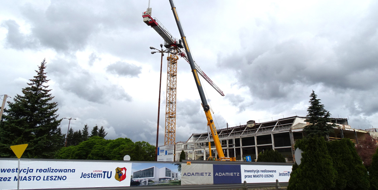 Potężny dźwig na pływalni Akwawit. To ostatni etap... (zdjęcia, film)