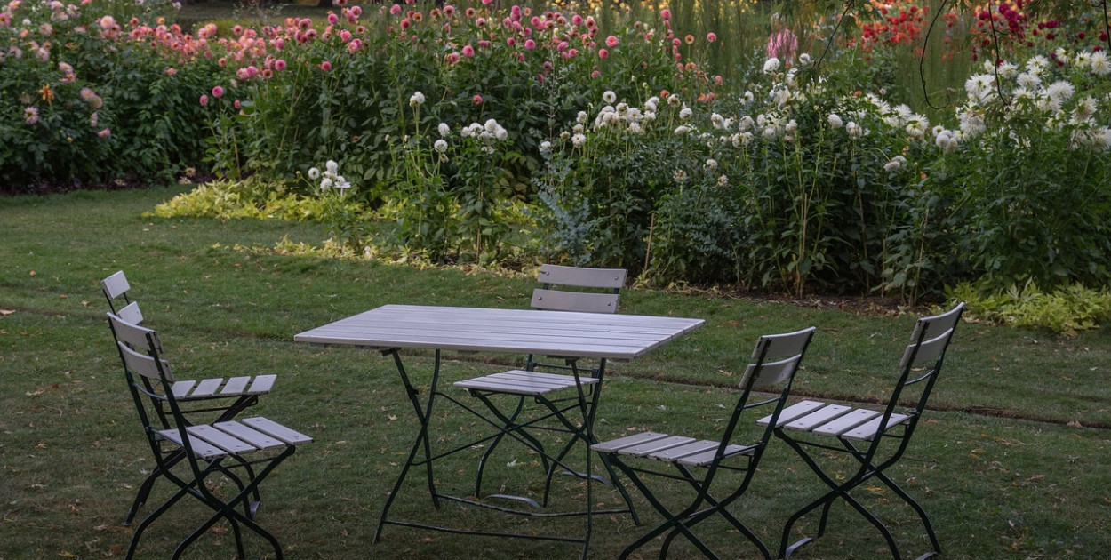 Jakie meble ogrodowe są najtrwalsze? Przewodnik po wyborze odpornego zestawu na ka