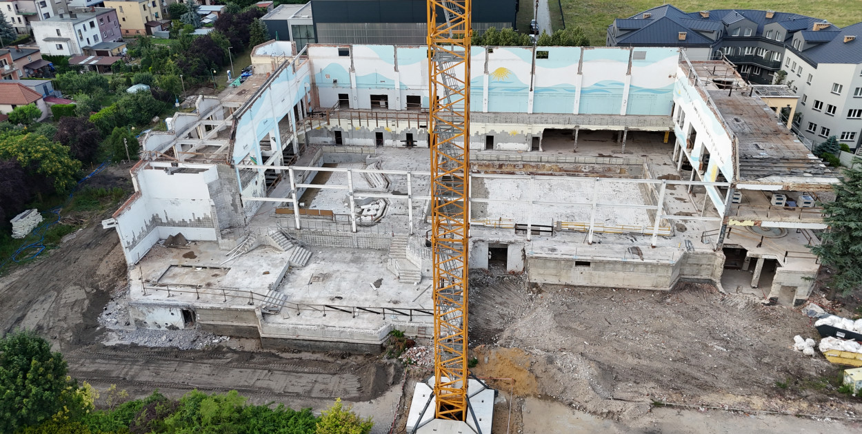 Tyle zostało po słynnej w kraju pływalni Akwawit w Lesznie (zdjęcia, film)