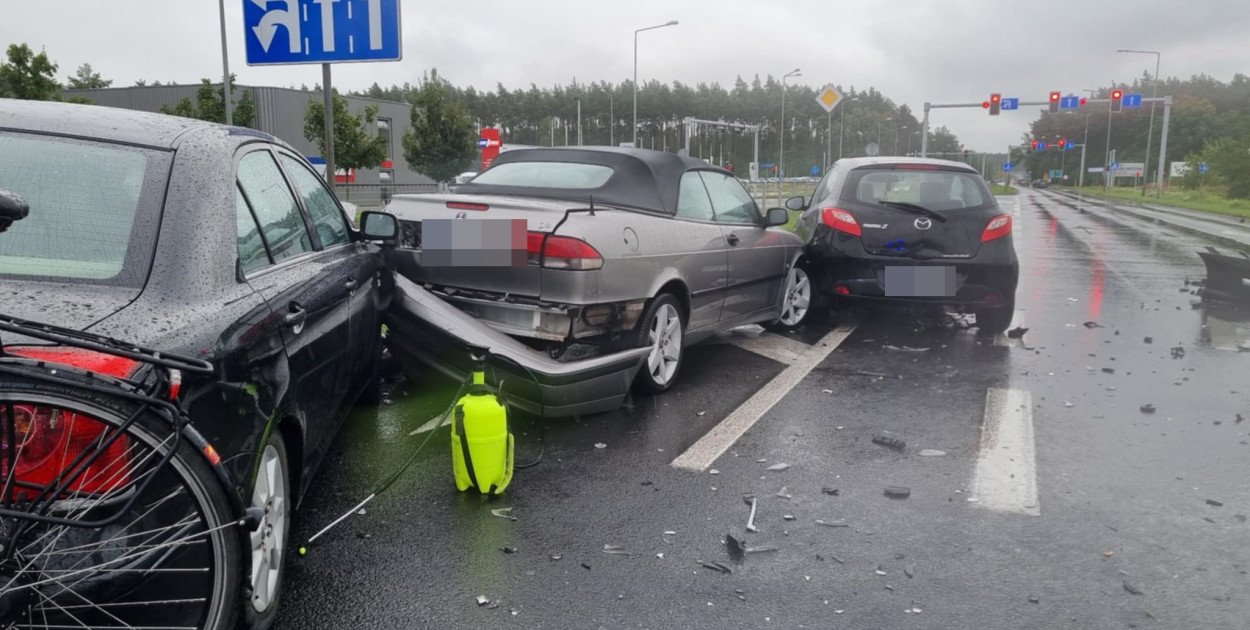 Zderzenie czterech aut przy galerii w Lesznie. Cztery osoby ranne (zdjęcia)