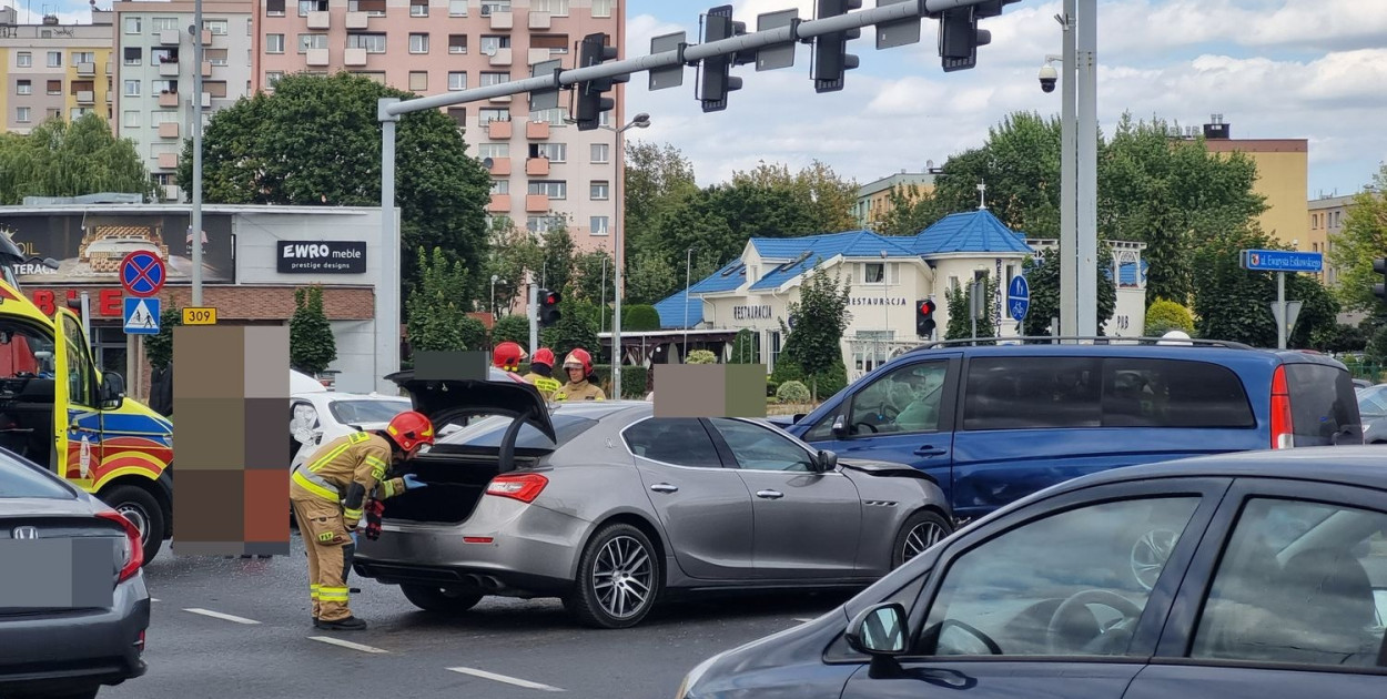 Zderzenie 3 samochodów na ruchliwym skrzyżowaniu w Lesznie (zdjęcia) 